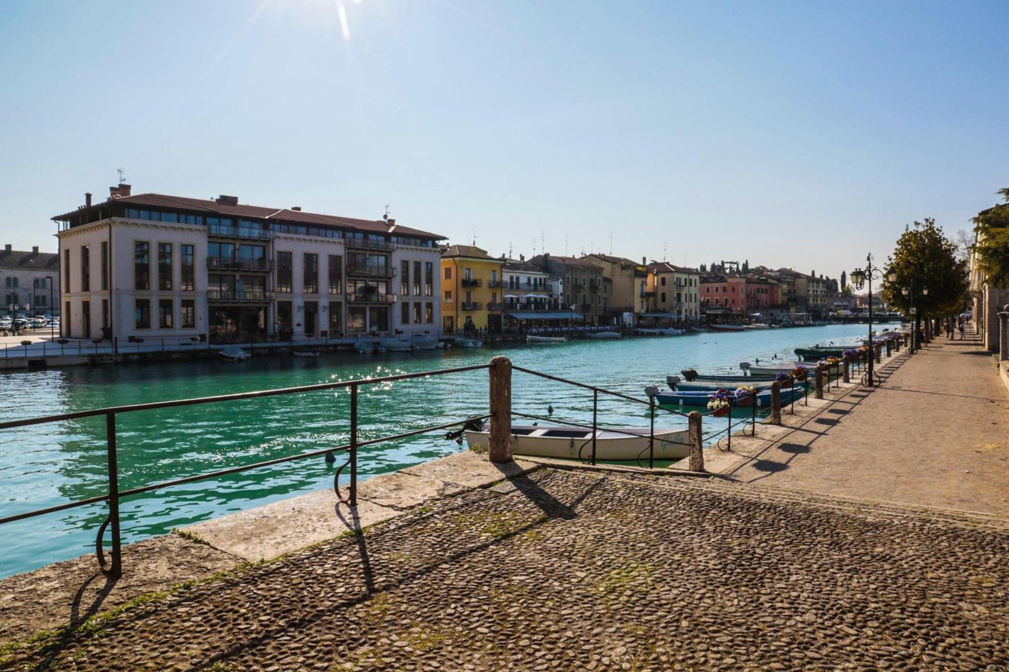 Le Finestre Sul Borgo Rooms Peschiera del Garda Exterior photo