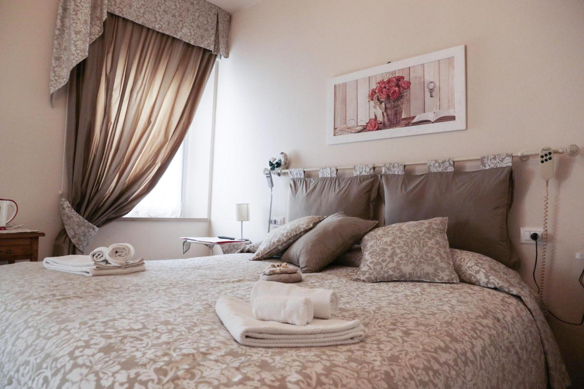 Le Finestre Sul Borgo Rooms Peschiera del Garda Exterior photo