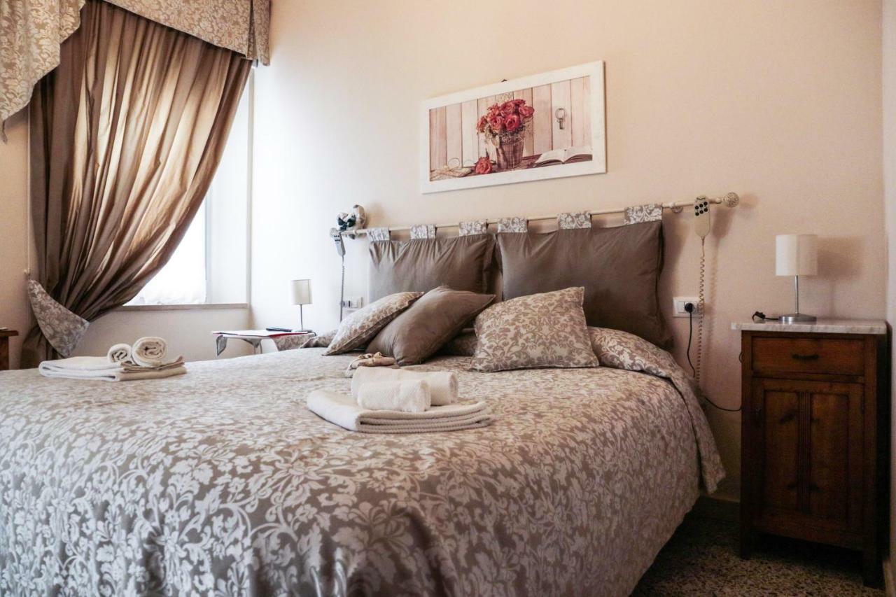 Le Finestre Sul Borgo Rooms Peschiera del Garda Exterior photo